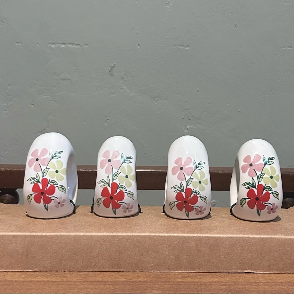 NEW Set Of 4 Ceramic Napkin Rings With Spring Floral Accents Made By Tahari Home